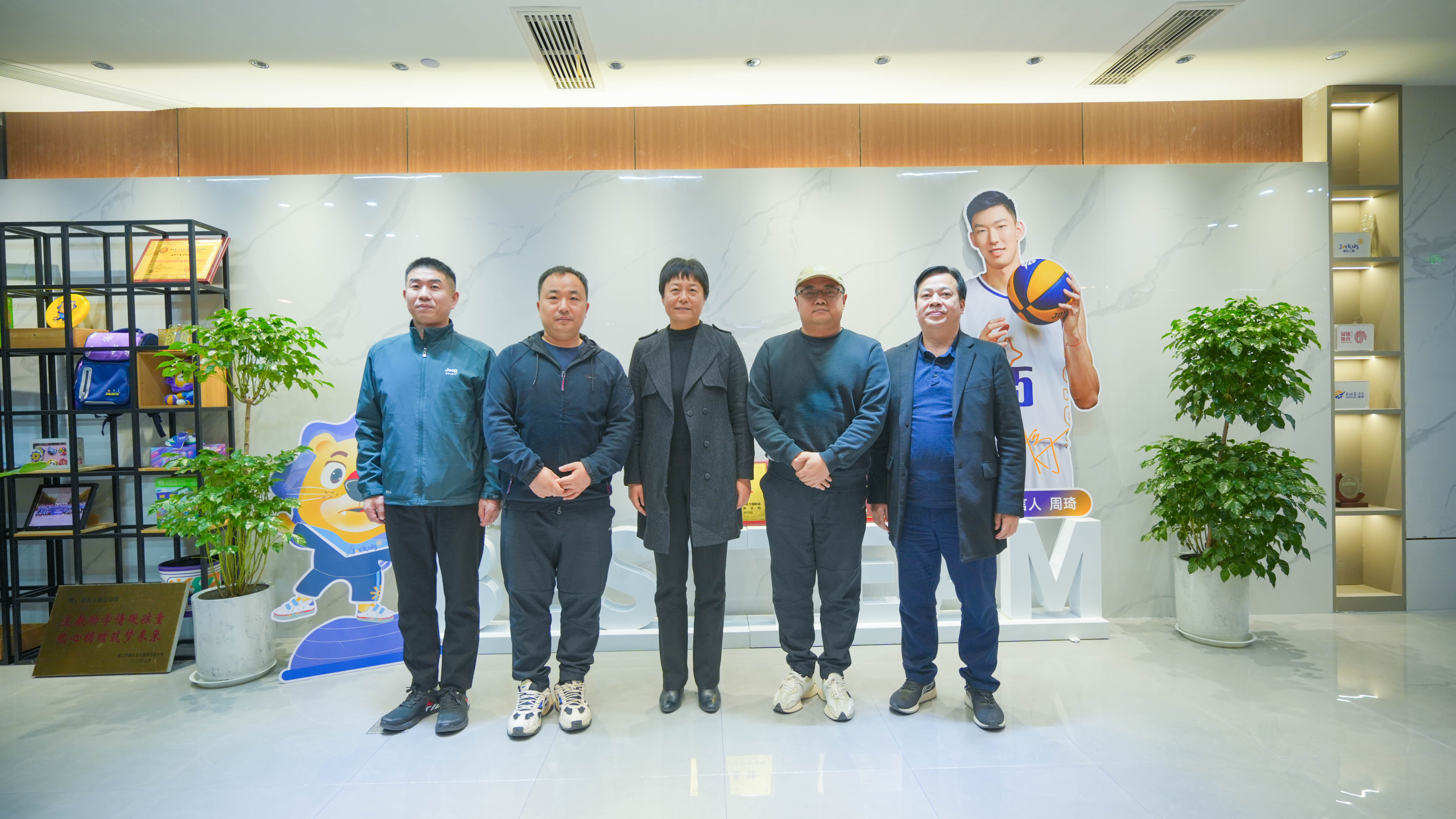 郑州市体育局党委书记、局长李雅一行，莅临彩合网体育调研指导
